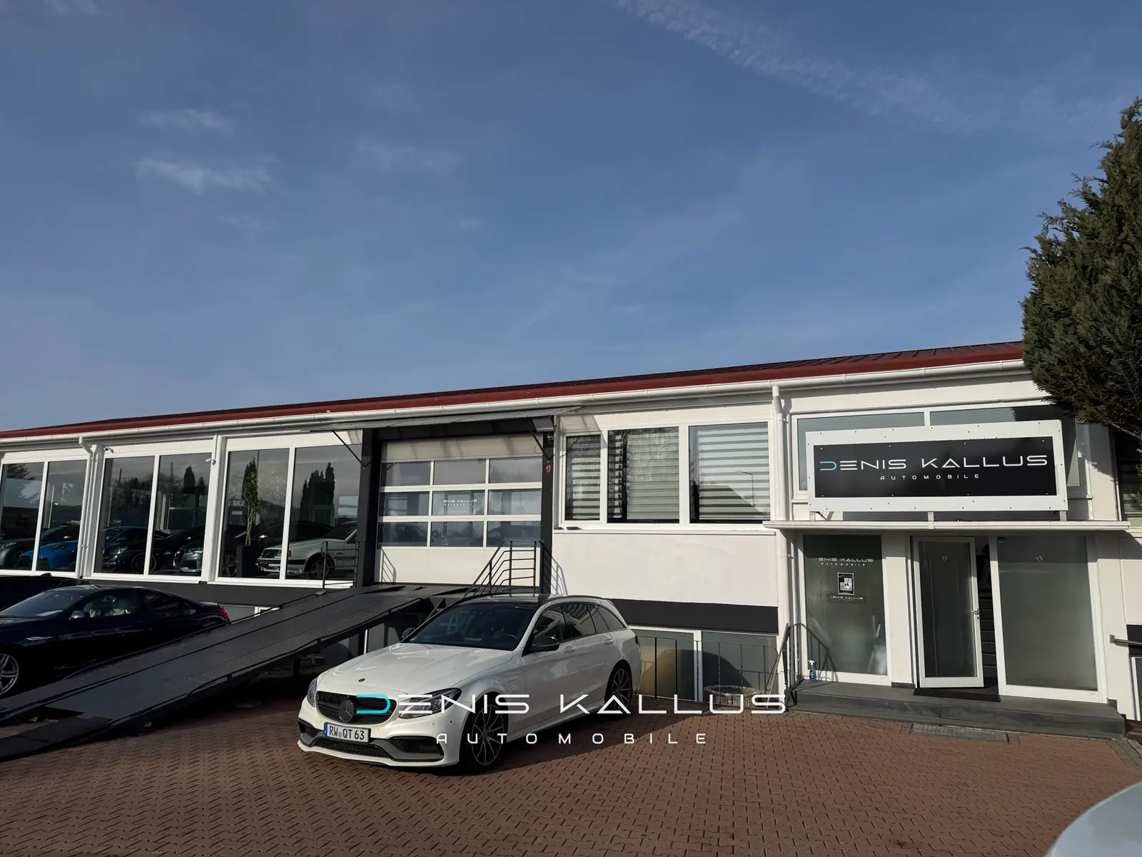 Außenansicht Denis Kallus Automobile in der Christian-Messner-Straße, Trossingen