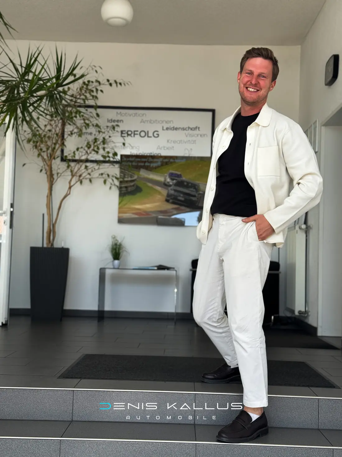 Denis Kallus, Inhaber von Denis Kallus Automobile, im Eingangsbereich des Autohauses
