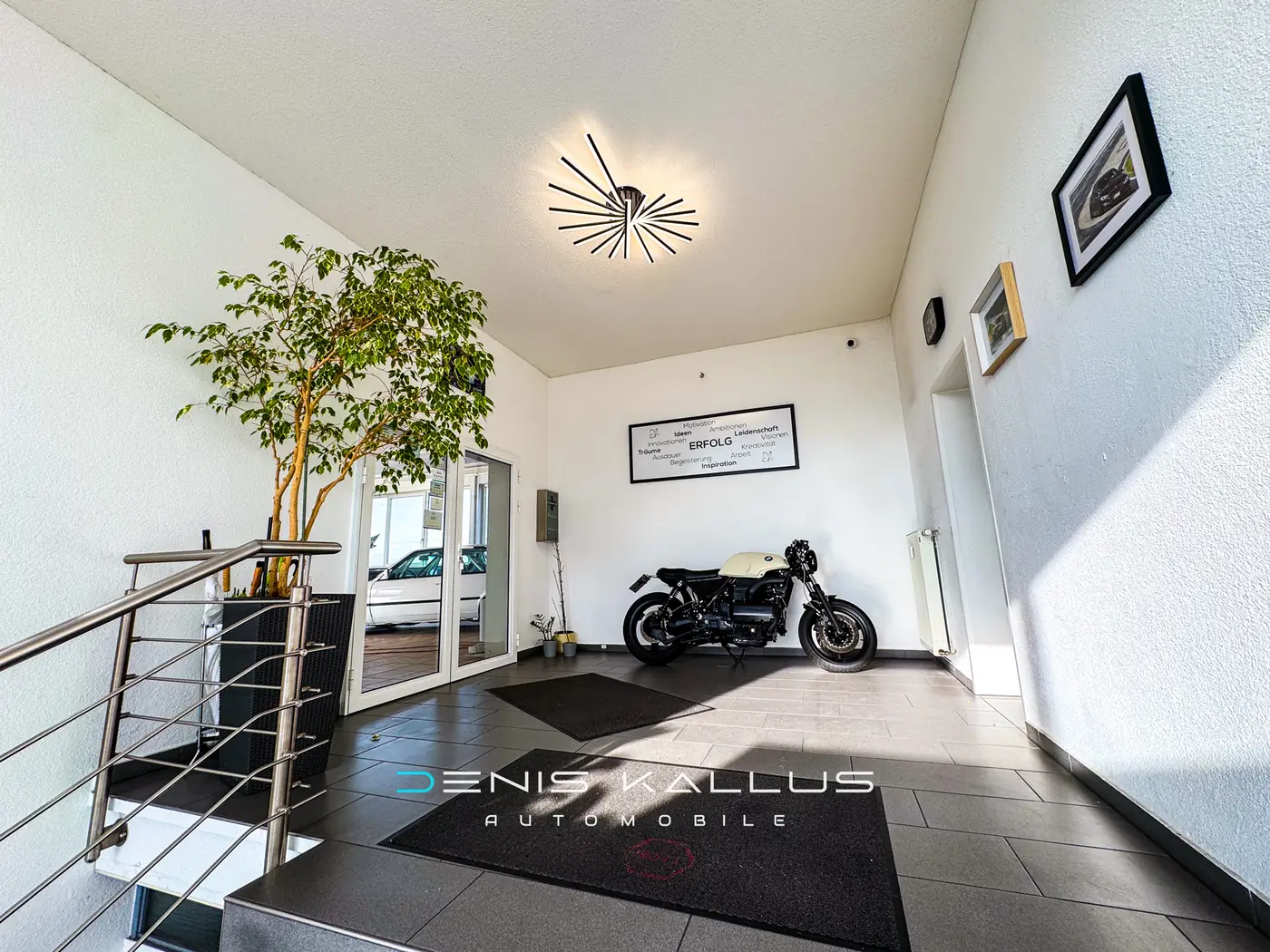 Eingangsbereich mit Motorrad und Treppe