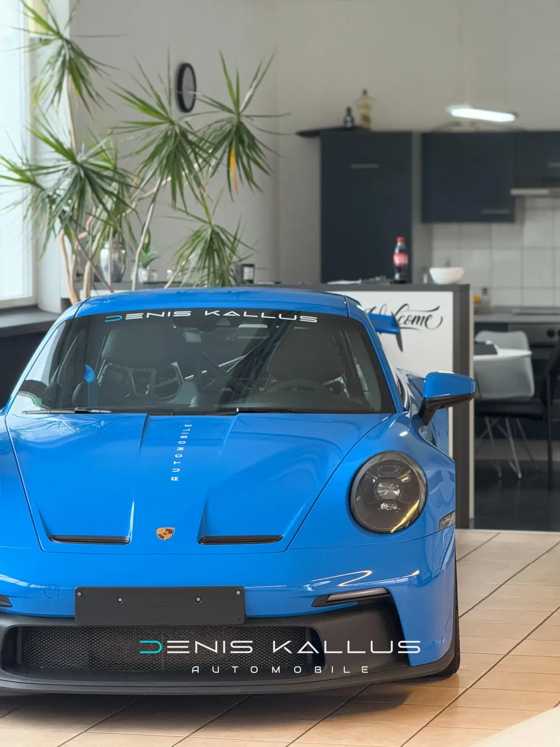 Porsche 911 GT3 im Showroom, professionell präsentiert