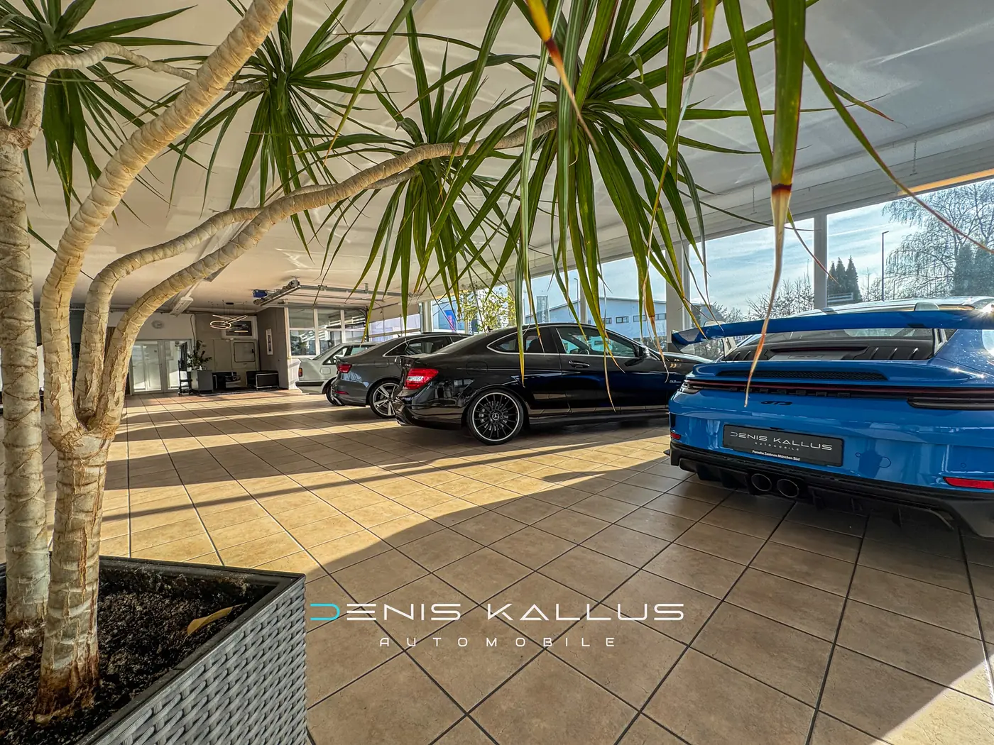 Fahrzeughalle von Denis Kallus Automobile mit Porsche und Sportwagen
